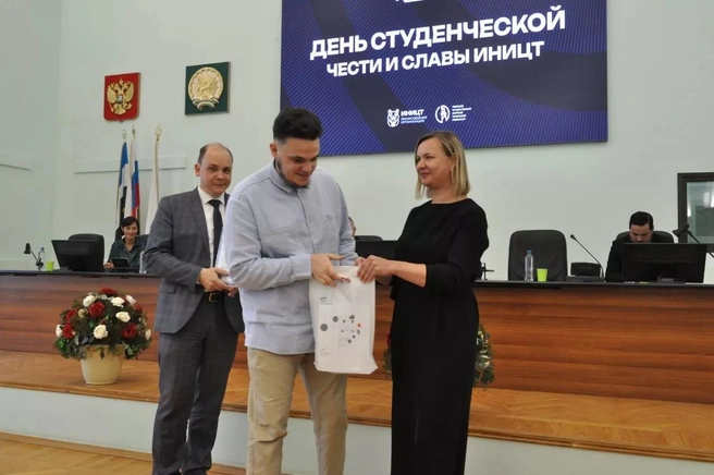 Директор по персоналу завода ОМК в Благовещенске Ирина Кудрявцева поздравила студентов и вручила им фирменные подарки | Источник: Константин Васильев