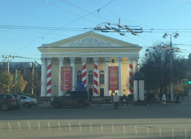 Рязанский драмтеатр декорировали красно-белыми лентами | ya62.ru
