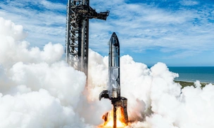 В дыму и пламени: посмотрите, как компания SpaceX провела огневые испытания ракеты Starship перед 10-м полетом