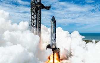 В дыму и пламени: посмотрите, как компания SpaceX провела огневые испытания ракеты Starship перед 10-м полетом