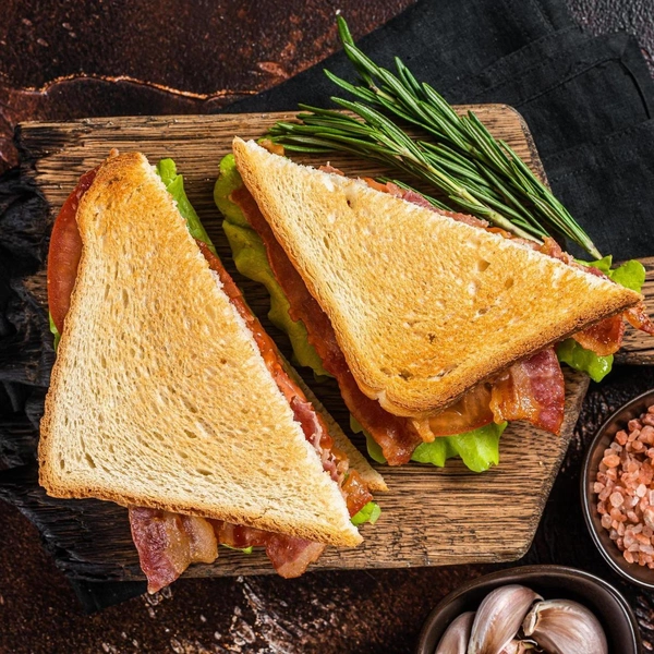 Сытный клаб-сэндвич с беконом и тостовым хлебомИдеальный завтрак за 15 минут, который зарядит энергией.Полный рецепт сытного клаб-сэндвича с беконом и тостовым хлебом читайте по ссылке.