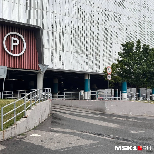 Парковка «МЕГИ» сейчас пустая, торговый центр закрыт | Источник: MSK1.RU