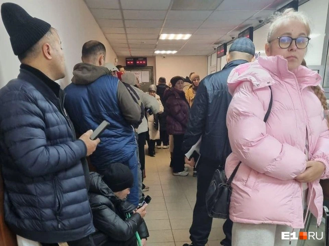 В ближайшем от Екатеринбурга городе, Верхней Пышме, тоже выстроились очереди за печатью | Источник: читательница E1.RU