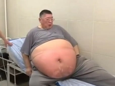 «Поскорее умереть и не мучиться»: мужчина располнел до 220 килограммов и не может сделать операцию