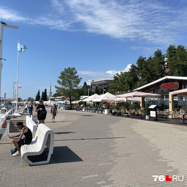 В середине дня набережная была свободна | Источник: Кирилл Поверинов / 76.RU