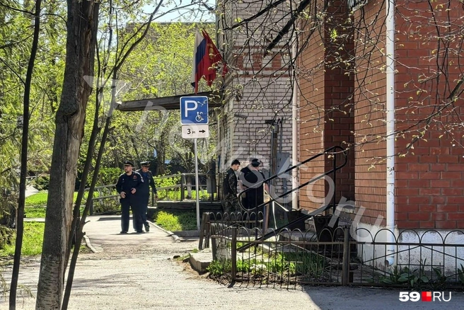У поврежденного административного здания работают экстренные службы | Источник: Василина Любимова / 59.RU