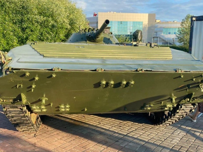 Боевая машина пехоты на мемориале «Верным сынам Отечества» | Источник: Полиция Югры / T.me