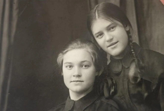 Анна (слева) и Олимпиада (справа). Взрослые и собранные. Такими Тамара Чебаненко запомнила своих сестер, будучи ребенком | Источник: Мария Умнова / V1.RU