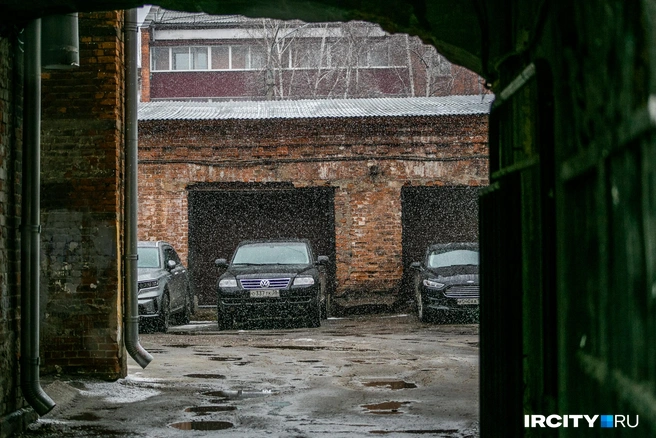 Или спрятаться от снега в арке | Источник: Ксения Филимонова / «ИрСити»