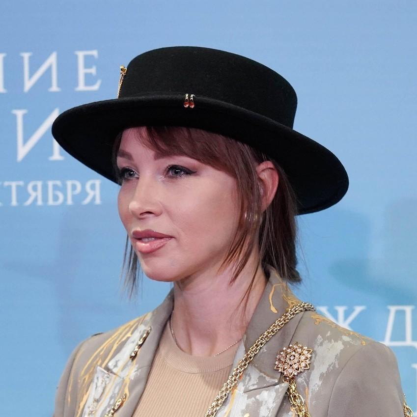Полина Диброва, уехавшая в Китай с дочкой Елены Товстик, резко ответила ей: «Это ты травмируешь девочку!»