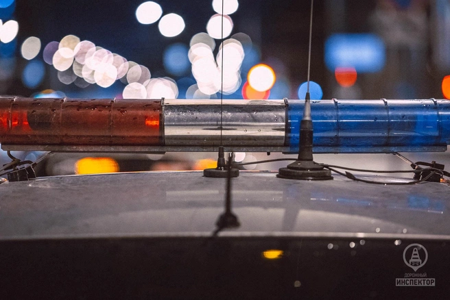 Внедорожник кувырнулся в воду под Лугой. В салоне нашли тело | Источник: Дорожный инспектор