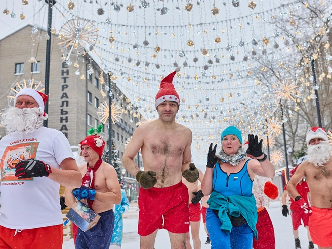 Костюмы включали в себя новогодние шапки и искусственные бороды. | Источник: Александр Ощепков / NGS.RU