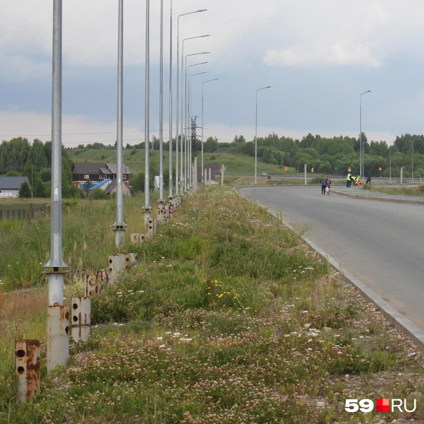 Вдоль тротуаров будут шумозащитные экраны, сейчас можно видеть столбы будущих опор для них | Источник: Кирилл Хафизов / 59.RU