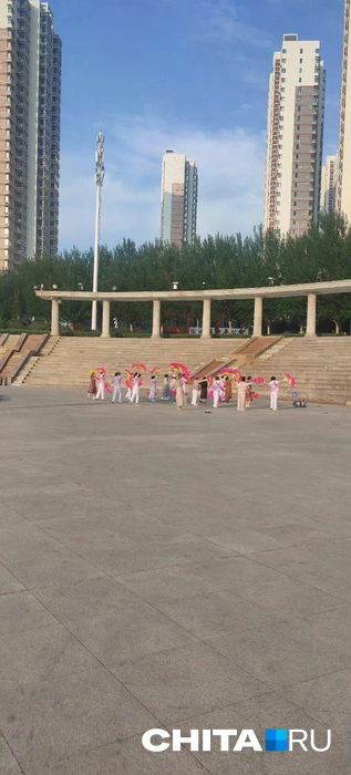 Каждый вечер неизменно китайские пенсионерки выходят танцевать | Источник: героиня материала