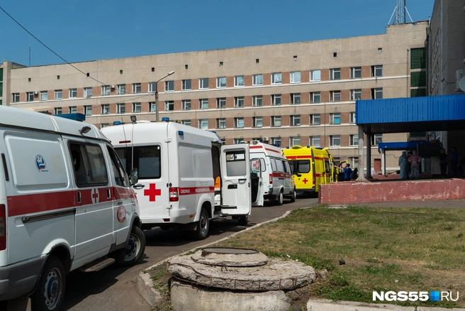 Машины уже не стоят под окнами МСЧ-4 десятками. Трудно представить, что тут творилось, когда скорые огибали здание по периметру | Источник: Елена Латыпова