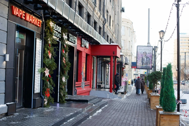 К Новому году начинают готовиться не только муниципальные власти, но и предприниматели, которые тематически оформляют входы в свои магазины  | Источник: Андрей Бортко / NGS.RU