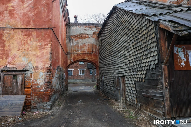 Арка, соединяющая две части дома, интригует и привлекает внимание прохожих | Источник: Ксения Филимонова / «ИрСити»