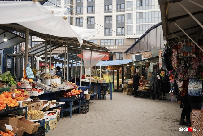 Сохранившиеся торговые ряды на фоне ЖК «Большой» | Источник: Дарья Паращенко / 93.RU