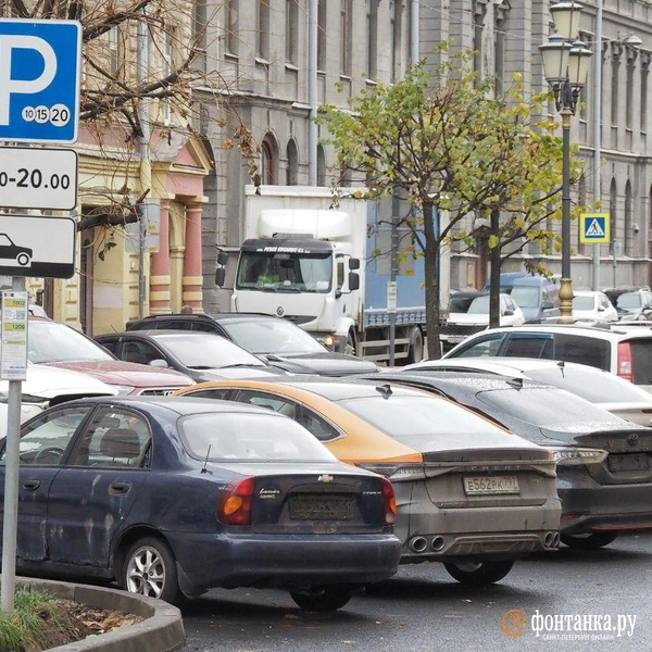Эхо рейда. Как выглядит платная парковка на Захарьевской после показательной эвакуации | Источник: Михаил Огнев / «Фонтанка.ру»