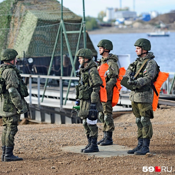 Военным также нужно было отразить атаку противника во время переправы | Источник: Ирина Тропина / 59.RU