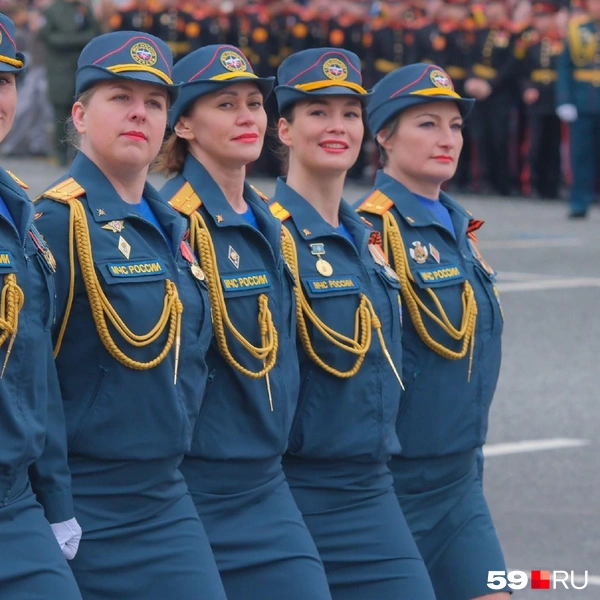 Каждая держала осанку и чеканила шаг | Источник: Тимофей Калмаков / 59.RU