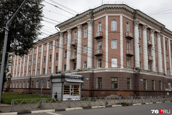 Напротив расположено здание бывшей детской больницы № 1 (проспект Ленина, 12/76) | Источник: Александр Куренной / 76.RU