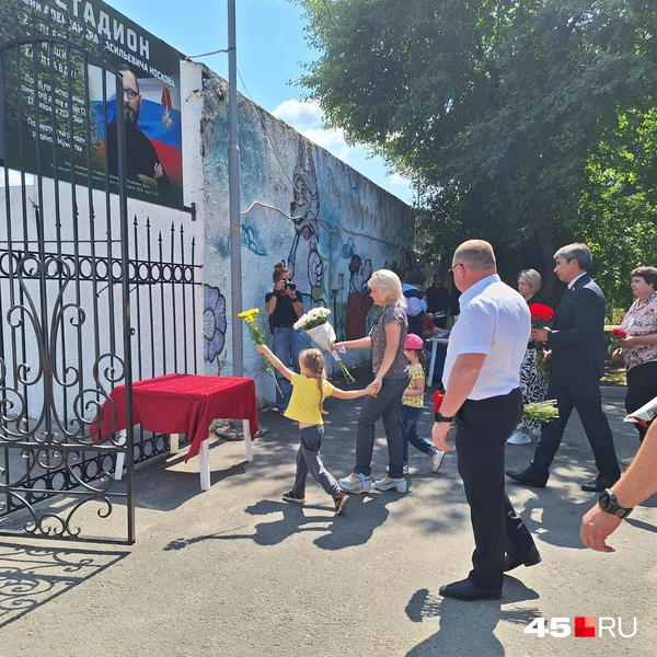 Жители возлагали цветы у мемориальной доски | Источник: Александр Лисихин /45.ru