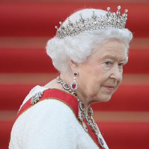 Британцы в замешательстве: Королева Елизавета, предположительно, носит парик