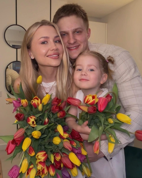 Иван Кутовой с женой Настей и дочкой Эмилией | www.starhit.ru