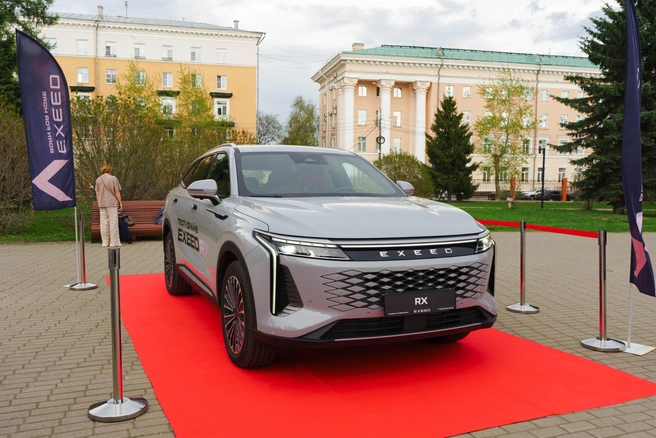 Четыре дня у драмтеатра все желающие могли оценить дизайн и характеристики автомобилей EXEED | Источник: «АКСЕЛЬ»