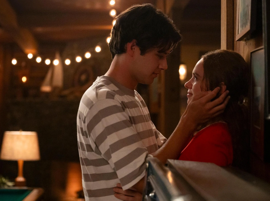 Новый романтический сериал, который вы посмотрите за один вечер | marieclaire.ru