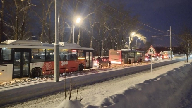 Автомобили и автобусы встали в многокилометровую пробку на выезд из центра Перми | Источник: читатель 59.RU Сергей Ермаков