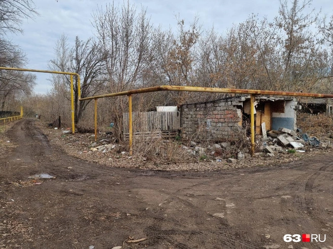 Чей-то сарай уже развалился и ждет демонтажа | Источник: Роман Данилкин / 63.RU