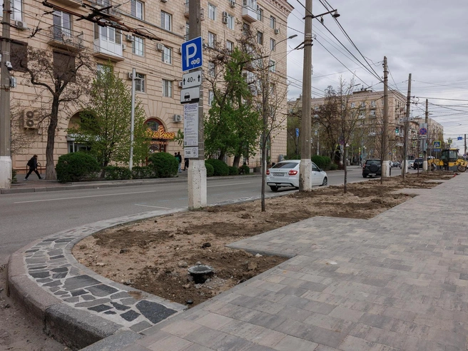 Старая плитка контрастирует с новой брусчаткой. | Источник: Алексей Волхонский / V1.RU
