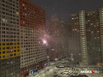 Рассмотреть салюты можно было из окон | Источник: Михаил Мечев / MSK1.RU