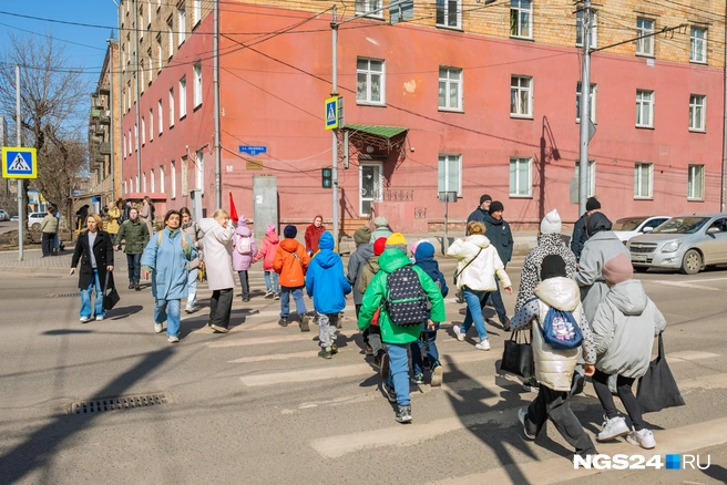 Дети бегут на экскурсию  | Источник: Елена Васильева / NGS24.RU