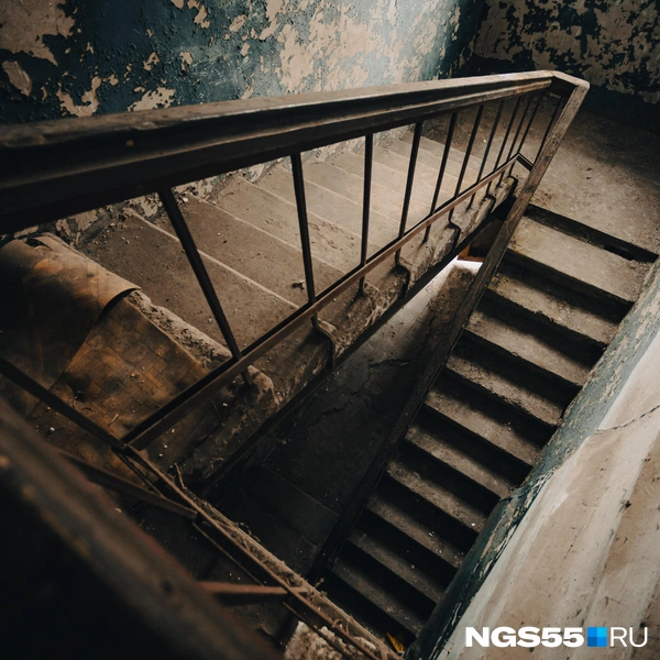 Лестничный пролет не вызывает доверия  | Источник: Кирилл Башинский / NGS55.RU