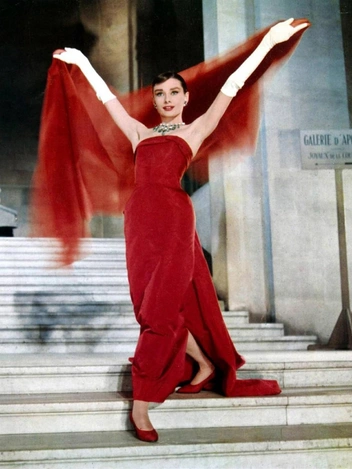 Одри Хепберн в фильме «Забавная мордашка» (1957) | Источник: Платье Givenchy