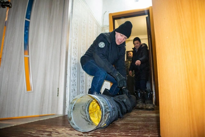 Обычно такая установка работает в условиях Крайнего Севера для обогрева трубопроводов, техники, жилых домов. На Южном Урале машина уже вторые сутки подает тепло в карабашские дома | Источник: «РМК Поиск»