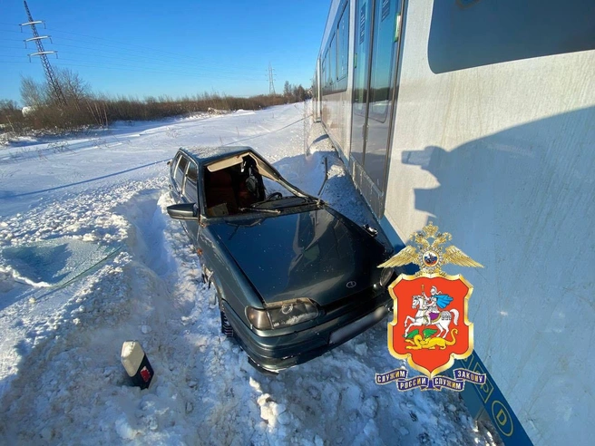Автомобиль сильно помяло поездом | Источник: Подмосковная полиция / T.me