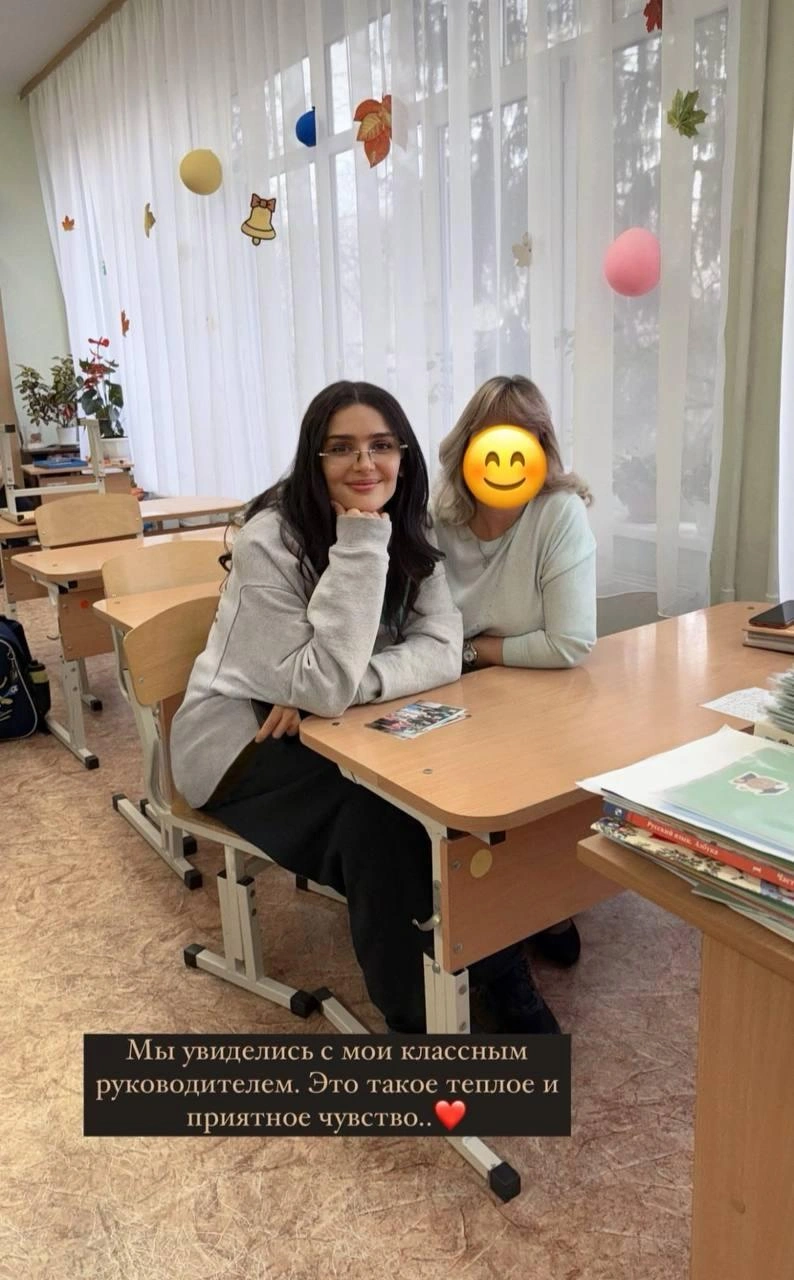 Несколько лет назад Дина приезжала в родную школу | Источник: senoritasaeva / Instagram.com*
