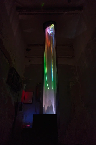 Laznes Binch (концепция, инсталляция), Ксения Ферзь, Absurd Soundart (звук). «Мнемофантазия» | Источник: Олег Куракин