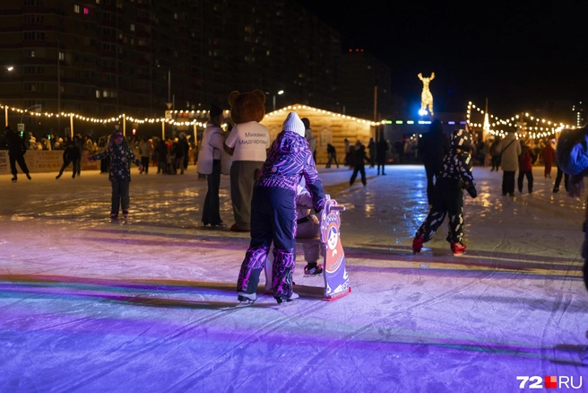 Самый большой в городе каток «Сердце Тюмени» открыли в Тюменской слободе | Источник: Максим Майер / 72.RU