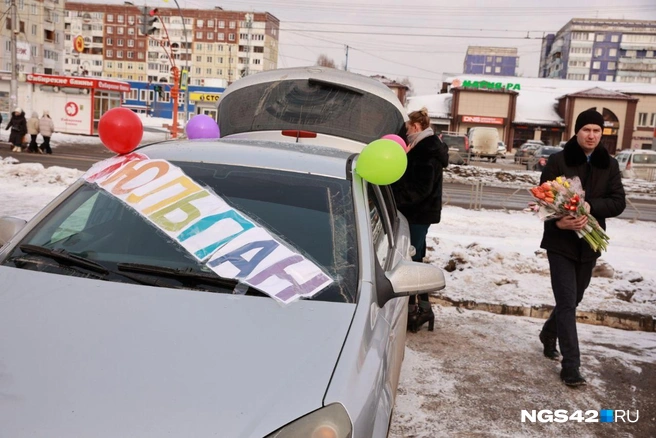 Сейчас на улицах столицы можно увидеть много автомобилей, в багажниках которых лежат десятки тюльпанов | Источник: Максим Серков / NGS42.RU