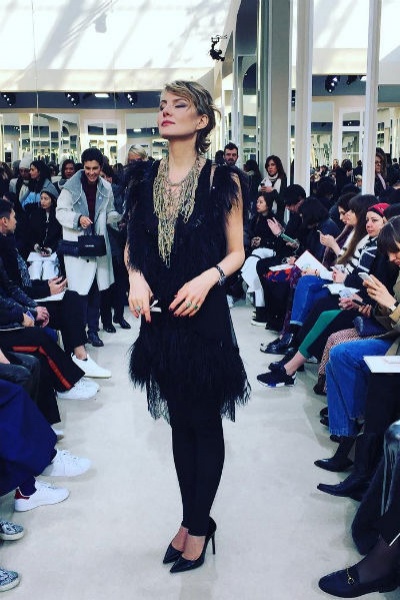 «Ходить в Chanel — это прошлый век»: Рената Литвинова сбросила бренд с модных счетов, хотя недавно носила вещи Дома не снимая