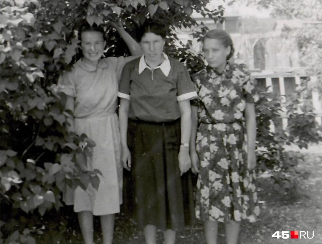 На снимке слева направо: Лида Чистякова, Галина Семеновна (мама) | Источник: Надежда Дюрягина