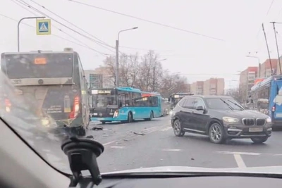 Столкновение автобуса с BMW на проспекте Ветеранов привело к затору
