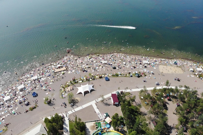 Здесь есть и пляж, и единственный в крае аквапарк | Источник: barhat_park / Vk.com