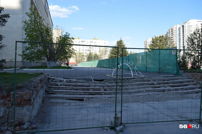 Лестница сильно просела и посыпалась | Источник: Анастасия Баринова / 56.RU