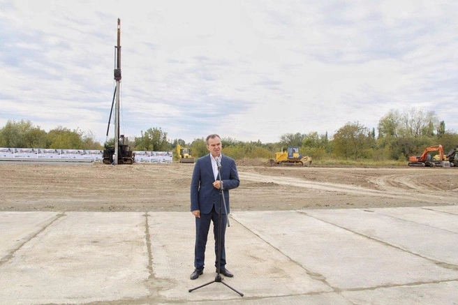 Кондратьев позирует на фоне пустого поля, школу на котором построят только спустя 6 лет | Источник: пресс-служба администрации Краснодара